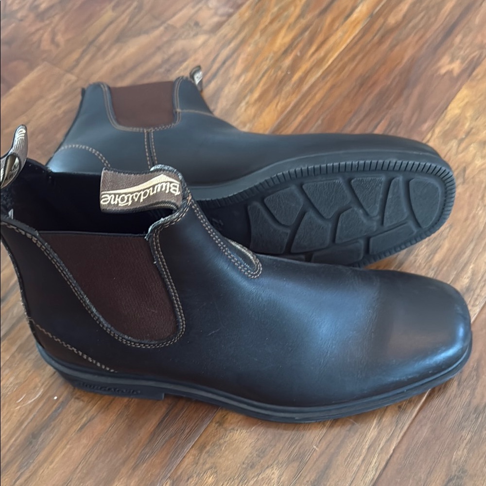 Blundstone Black Chelsea Boots with Smooth Leather and Slip-On Design